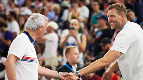 Svetislav Pesic and Dirk Nowitzki shake hands.