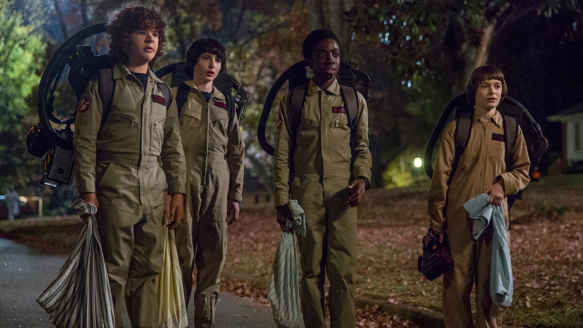 Gaten Matarazzo como Dustin, Finn Wolfhard como Mike, Caleb McLaughlin como Lucas e Noah Schnapp como Will na temporada 2 de ‘Stranger Things’.