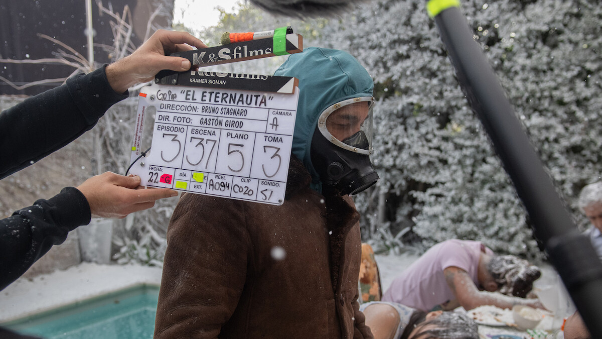 Behind the scenes photo on set of El Eternauta.