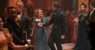 Nicola Coughlan interpreta Penelope Featherington em um baile na temporada 3 de ‘Bridgerton’.