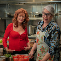 Susan Sarandon as Gia and Lorraine Bracco as Roberta in 'Nonnas'