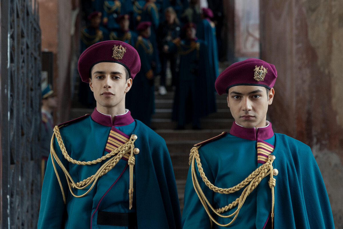 Dois homens vestidos com uniforme do internato Escola Minerva
