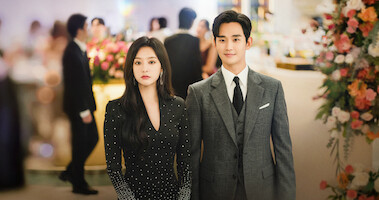 Kim Ji-Won as Hong Hae-In and Kim Soo-Hyun as Baek Hyun-Woo stad together in formal clothing in Season 1 of 'Queen of Tears'