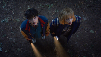  TRANGER THINGS: SEASON 5. (L to R) Noah Schnapp as Will Byers and Maya Hawke as Robin Buckley in STRANGER THINGS: SEASON 5. Cr. Courtesy of Netflix © 2025