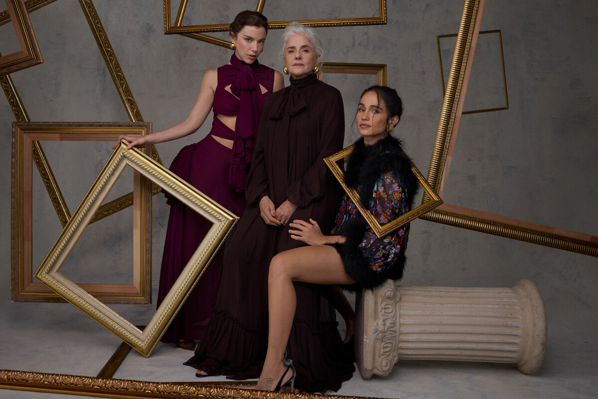 As atrizes Alice Wegmann, Marieta Severo e Nanda Costta posam para fotos em um ambiente repleto de molduras de quadro douradas