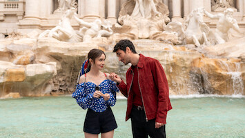Emily (Lily Collins) diante da Fontana di Trevi, usando uma mochila vermelha em forma de borboleta na temporada 4 de 'Emily em Paris'