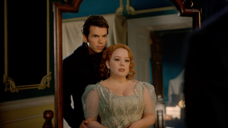 Nicola Coughlan, como Penelope Featherington, usa um vestido amarelo em um baile na temporada 3 de ‘Bridgerton’.