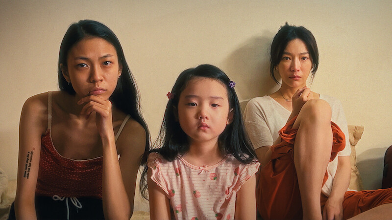 Shih-Yuan Ma as I-Ann, Nina Ye as I-Jing and Janel Tsai as Shu-Fen in Left-Handed Girl.