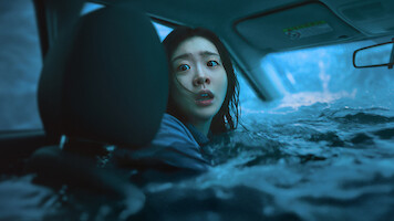 Kim Da-mi as Koo An-na tries to escape a flooded car in The Great Flood.