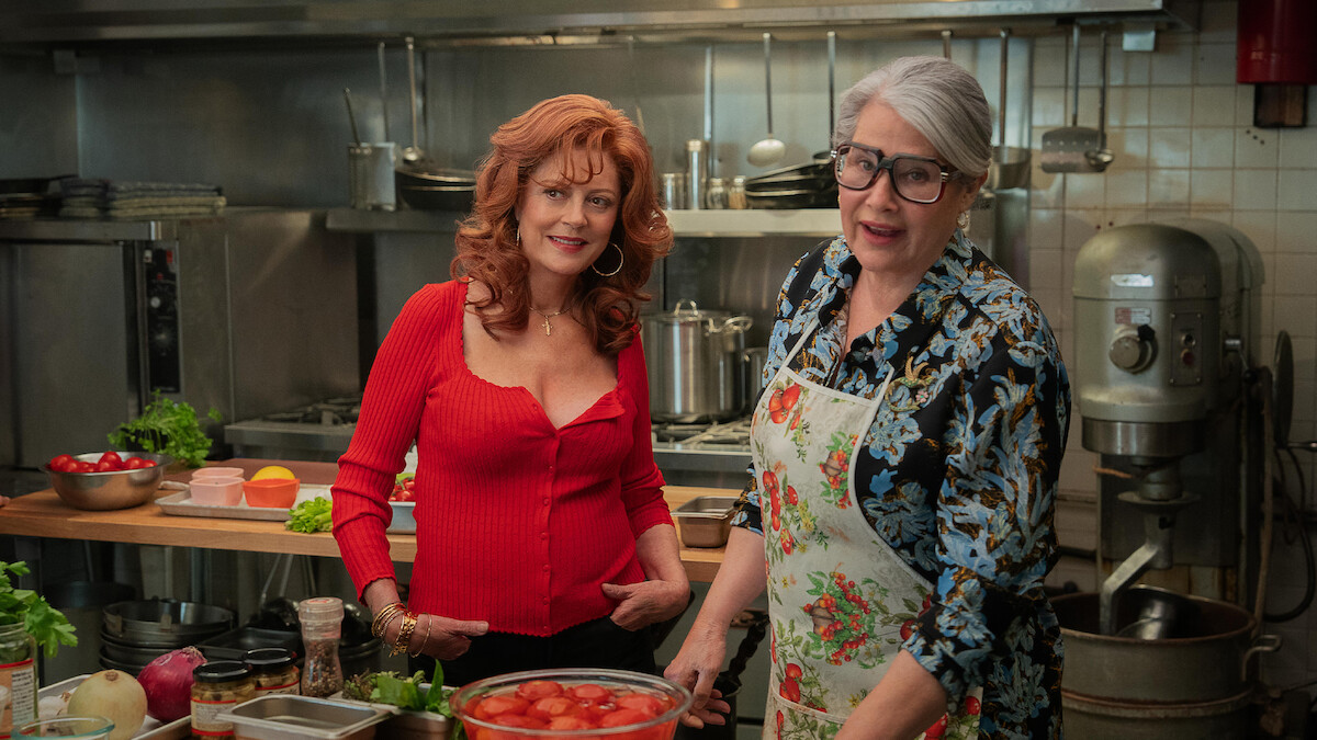 Susan Sarandon as Gia and Lorraine Bracco as Roberta in 'Nonnas'