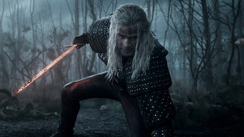 Liam Hemsworth, como Geralt de Rivia, na temporada 4 de ‘The Witcher’.