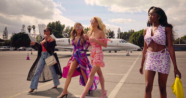 Amanza, Chrishell, Emma and Chelsea arrive at airport.