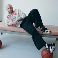 Chet Hanks em um colchão com uma bola de basquete