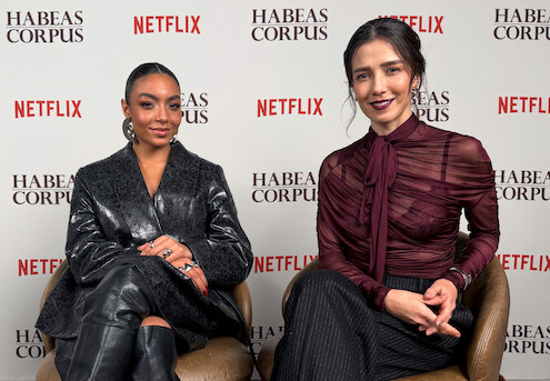 Duas mulheres, as atrizes Marjorie Estiano e Any Gabrielly sentam lado a lado durante uma entrevista